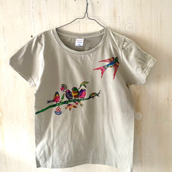 【送料無料】レディースTシャツMサイズ/手染め紅型の鳥と松竹梅のTシャツ/ベージュグレー 1枚目の画像