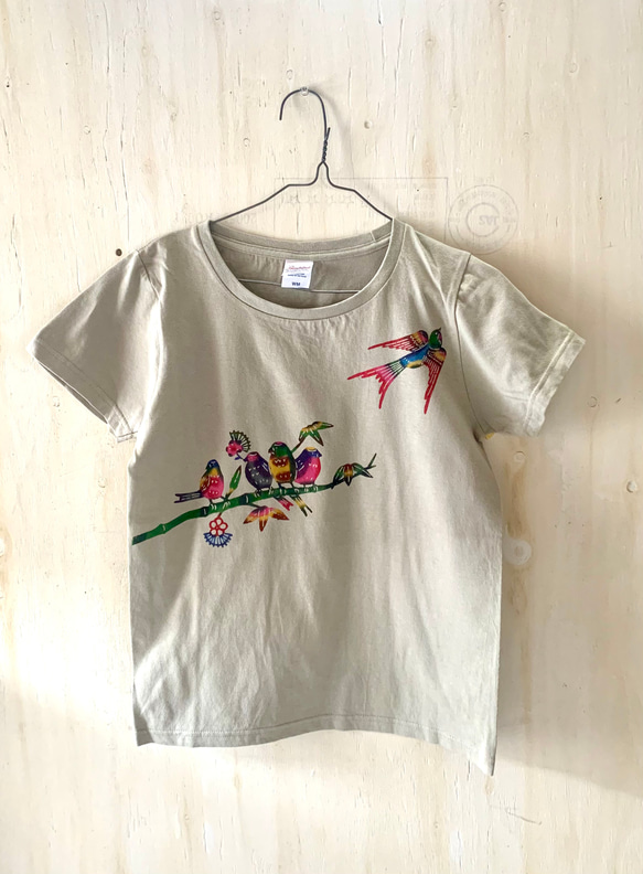 【送料無料】レディースTシャツMサイズ/手染め紅型の鳥と松竹梅のTシャツ/ベージュグレー 1枚目の画像