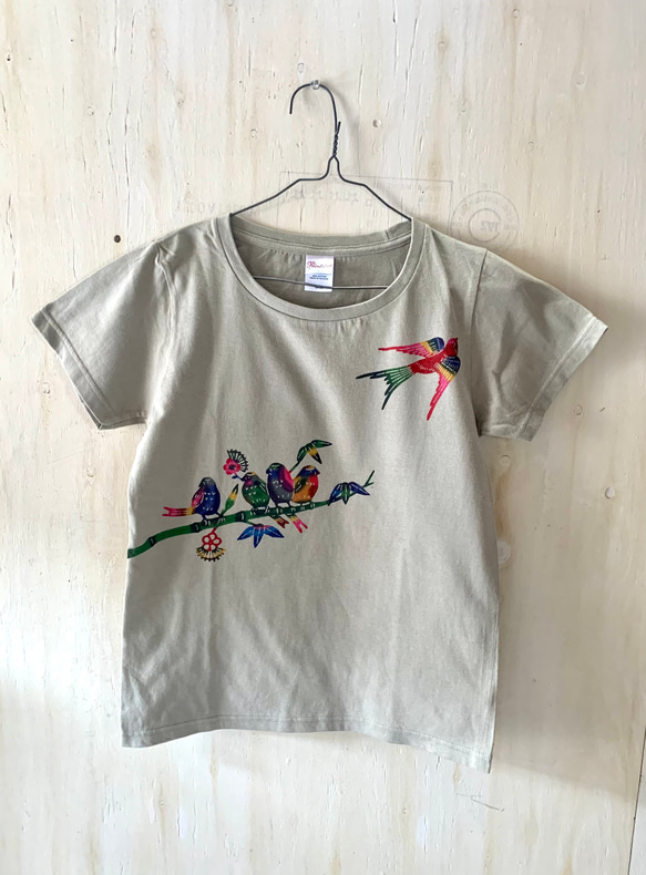 【送料無料】レディースTシャツMサイズ/手染め紅型の鳥と松竹梅のTシャツ/ベージュグレー 1枚目の画像