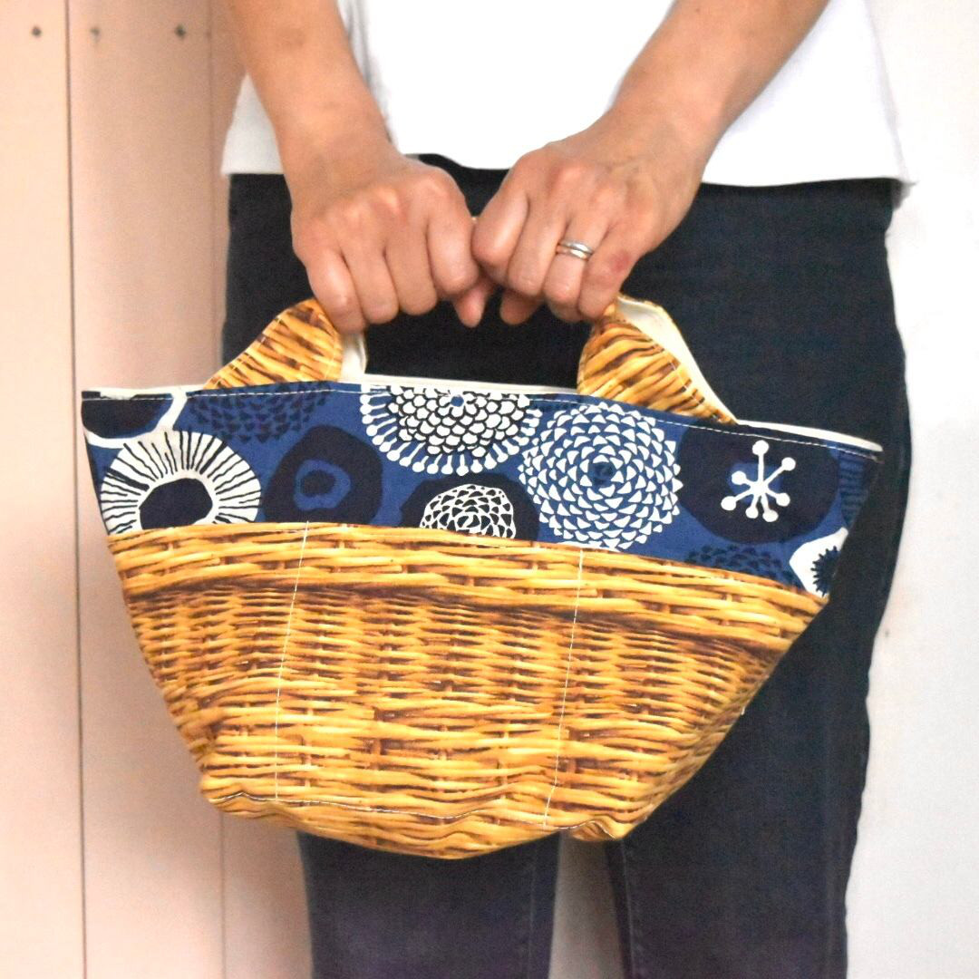 マチが大きいおさんぽトート/お花のブローチをたっぷり詰め込んで//生成り