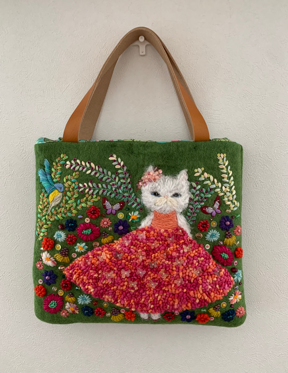 蝶々舞うドレスと猫さん　羊毛フェルト生地のバッグ 1枚目の画像