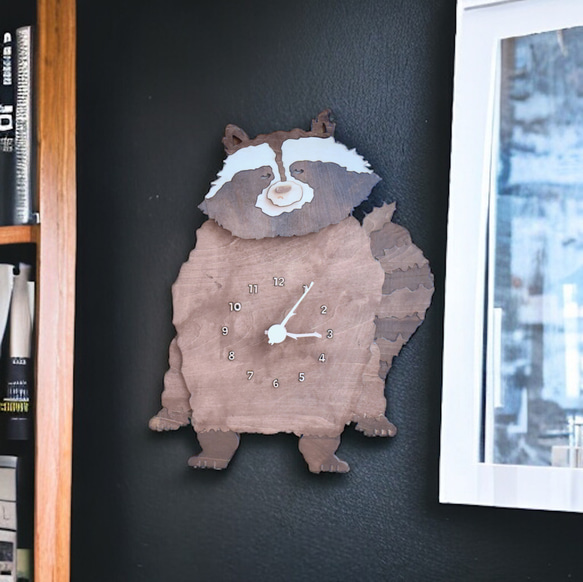 狸寝入りがバレたタヌキの時計 木製 掛け時計 1枚目の画像