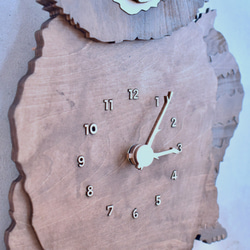 狸寝入りがバレたタヌキの時計 木製 掛け時計 4枚目の画像