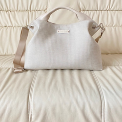 新作日本製　パールホワイトにアイボリーの本革　シルバーの煌めくジュエリーのような上品バッグ 1枚目の画像