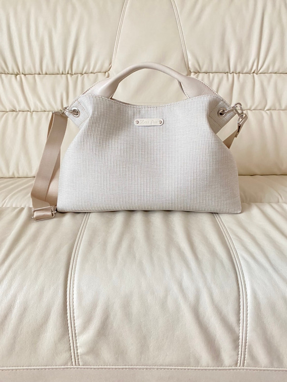 新作日本製　パールホワイトにアイボリーの本革　シルバーの煌めくジュエリーのような上品バッグ 1枚目の画像