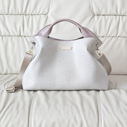 新作日本製　パールホワイトにアイボリーの本革　シルバーの煌めくジュエリーのような上品バッグ 2枚目の画像