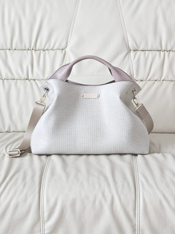 新作日本製　パールホワイトにアイボリーの本革　シルバーの煌めくジュエリーのような上品バッグ 2枚目の画像