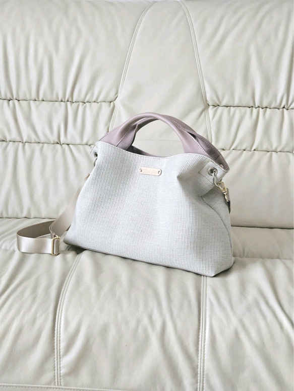 新作日本製　パールホワイトにアイボリーの本革　シルバーの煌めくジュエリーのような上品バッグ 3枚目の画像