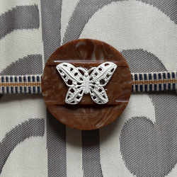 ビンテージ素材のレトロモダンな蝶の帯留め「ラスト・バタフライ」 4枚目の画像