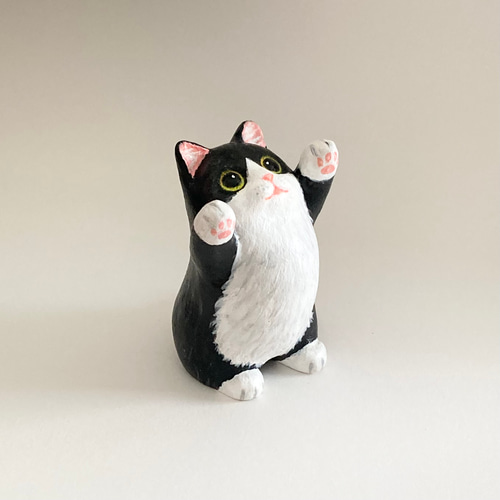 ハチワレ　寝釈迦猫　猫の置物　作家 もりわじん作品「寝子」ねこの置物 猫造形 白黒ハチワレ ブチ猫