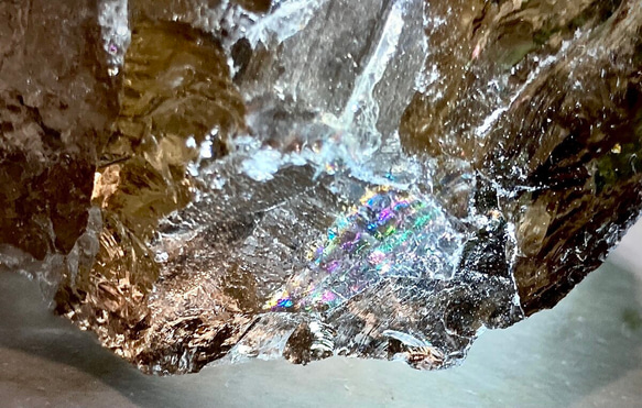 レインボー✨　かち割り スモーキークォーツ 原石　ラフストーン　万華鏡　煙水晶 5枚目の画像