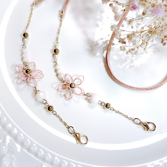 柔らかなピンクカラーのワイヤーフラワーが咲くマスクチェーン&メガネチェーン 3枚目の画像