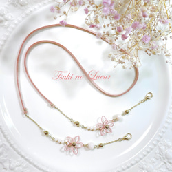 柔らかなピンクカラーのワイヤーフラワーが咲くマスクチェーン&メガネチェーン 2枚目の画像