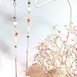 柔らかなピンクカラーのワイヤーフラワーが咲くマスクチェーン&メガネチェーン 7枚目の画像