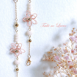 柔らかなピンクカラーのワイヤーフラワーが咲くマスクチェーン&メガネチェーン 1枚目の画像
