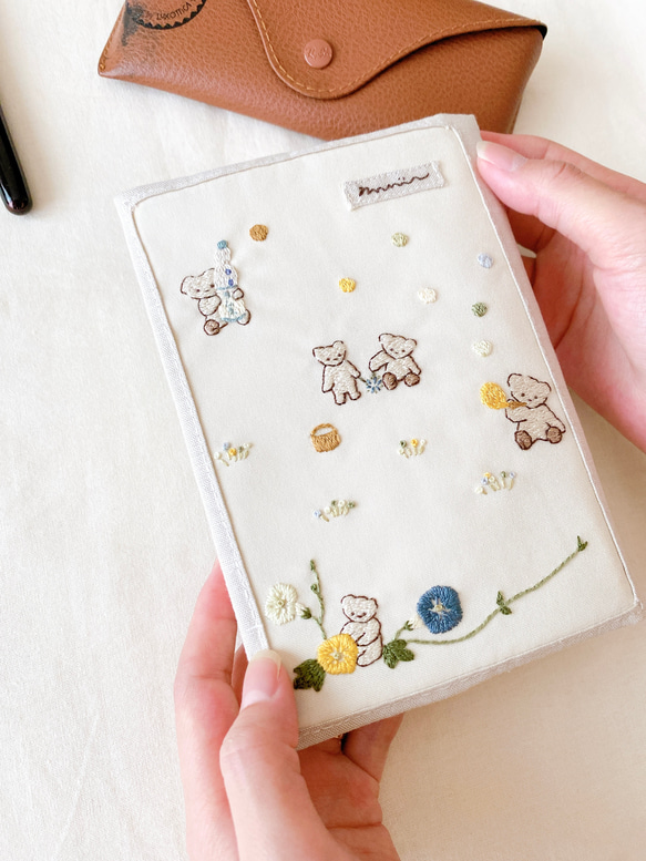 手刺繍のレトロブックカバー『くまちゃんの夏休み』 [文庫本・単行本・ハードカバー・手帳] 4枚目の画像