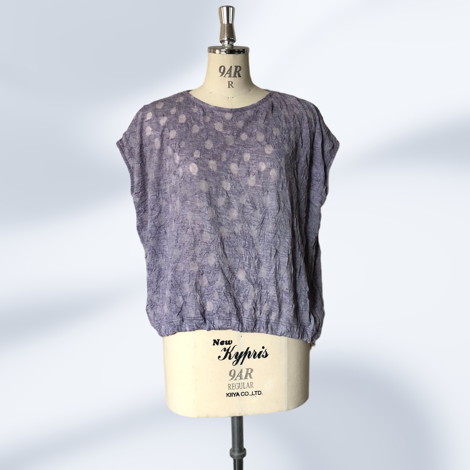 水玉パープルの尾州カットソー生地を使用したフレンチスリーブTシャツ