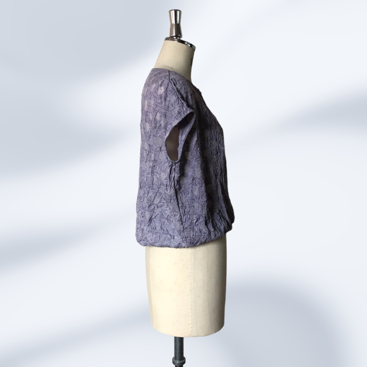 水玉パープルの尾州カットソー生地を使用したフレンチスリーブTシャツ