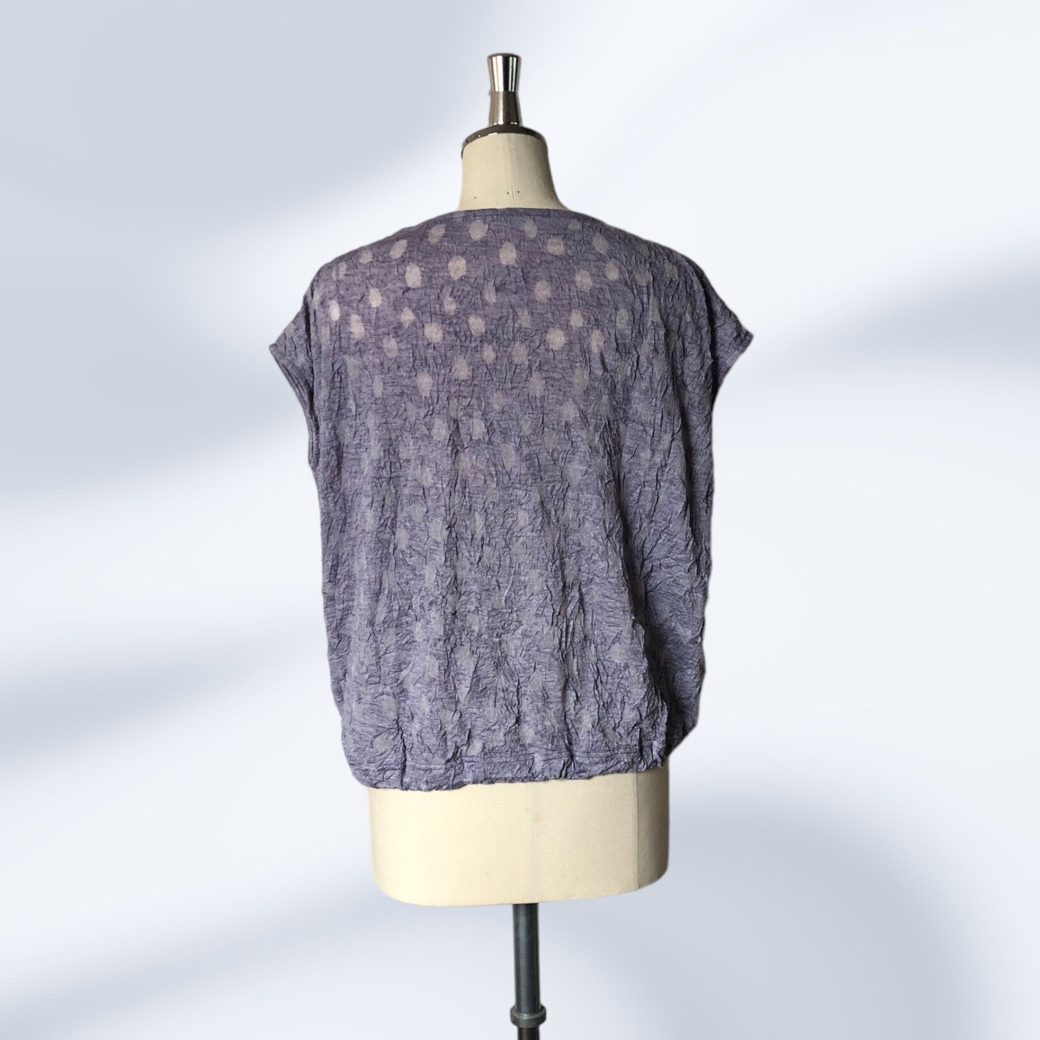 水玉パープルの尾州カットソー生地を使用したフレンチスリーブTシャツ