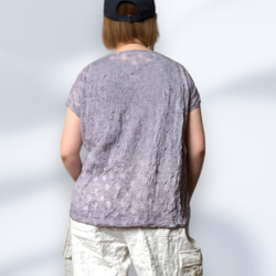 水玉パープルの尾州カットソー生地を使用したフレンチスリーブTシャツ 4枚目の画像