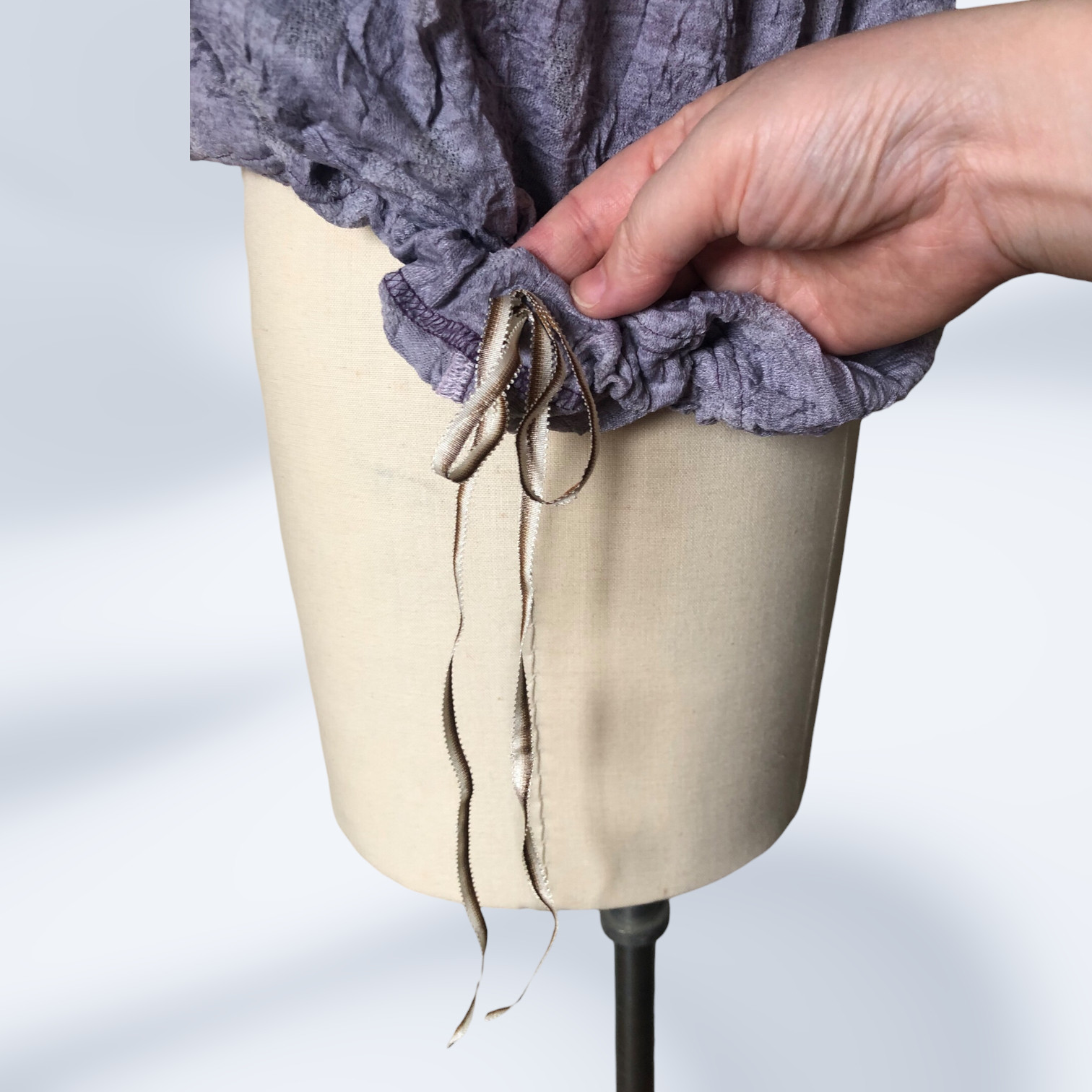 水玉パープルの尾州カットソー生地を使用したフレンチスリーブTシャツ