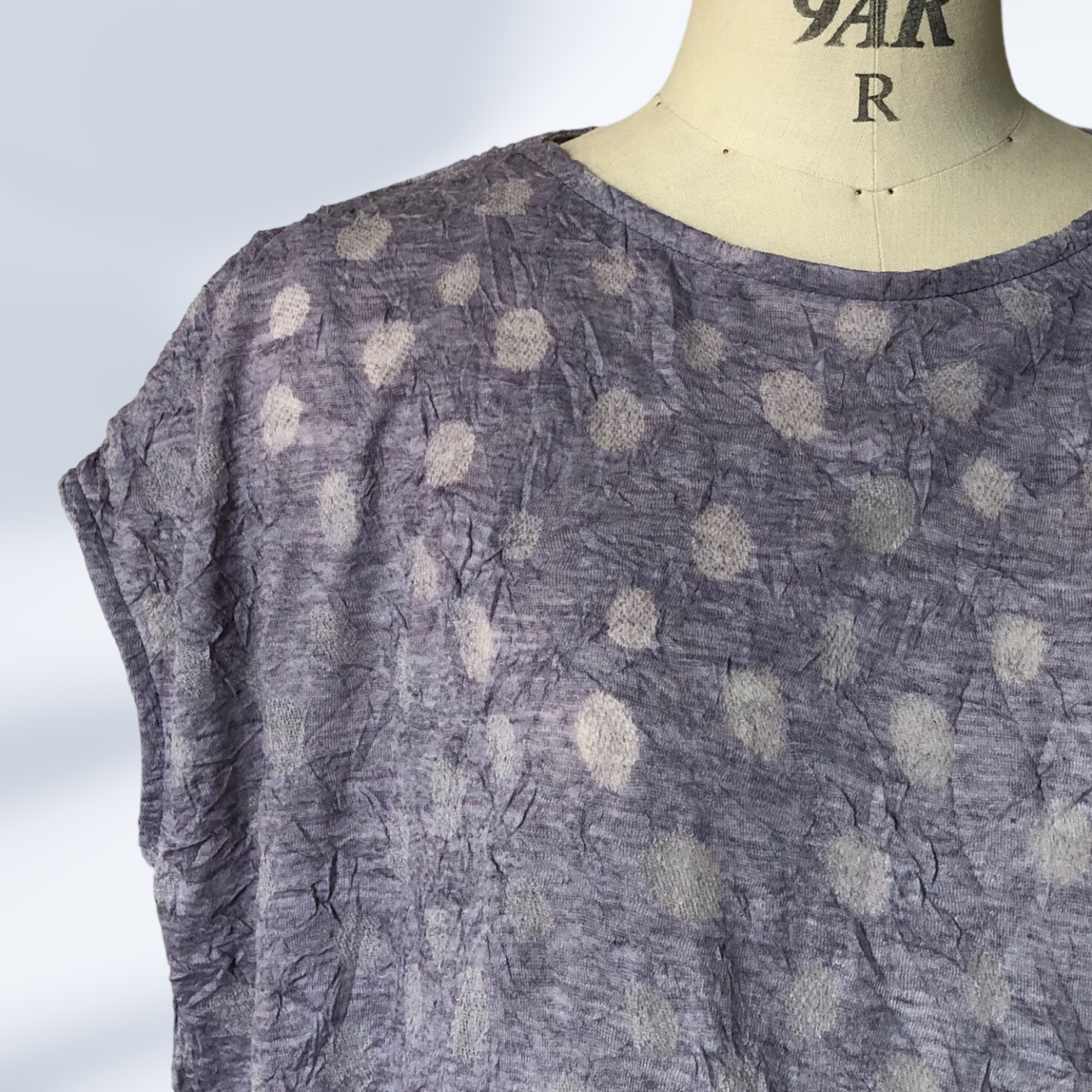 水玉パープルの尾州カットソー生地を使用したフレンチスリーブTシャツ