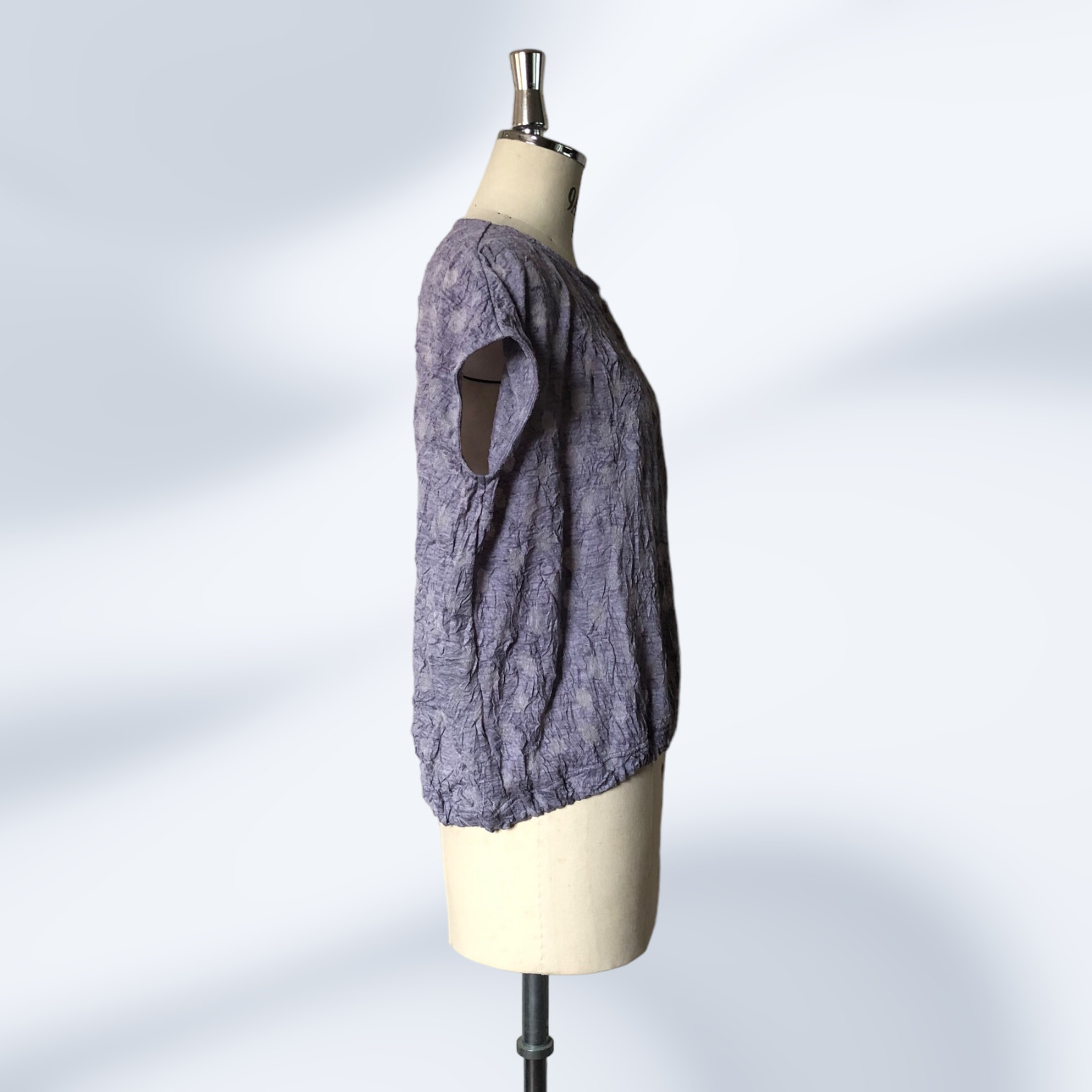 水玉パープルの尾州カットソー生地を使用したフレンチスリーブTシャツ