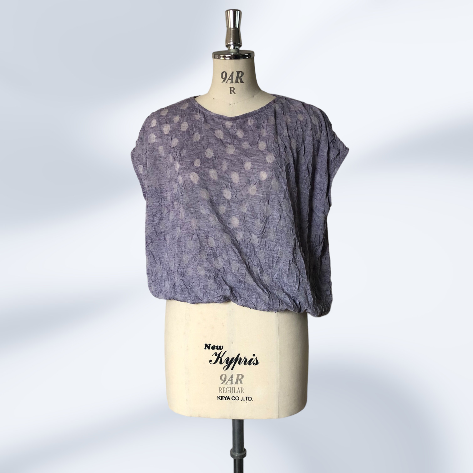 水玉パープルの尾州カットソー生地を使用したフレンチスリーブTシャツ