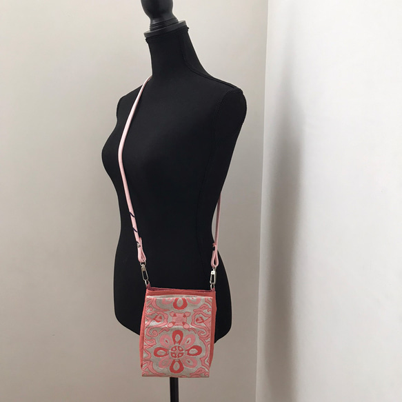 シルバーとピンクのコントラストがきれいな、スマホ用ポケット付きのマチありサコッシュ　帯リメイク　着物リメイク　バッグ 6枚目の画像