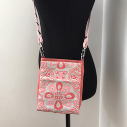 シルバーとピンクのコントラストがきれいな、スマホ用ポケット付きのマチありサコッシュ　帯リメイク　着物リメイク　バッグ 8枚目の画像