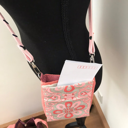 シルバーとピンクのコントラストがきれいな、スマホ用ポケット付きのマチありサコッシュ　帯リメイク　着物リメイク　バッグ 9枚目の画像