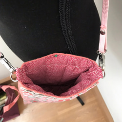 シルバーとピンクのコントラストがきれいな、スマホ用ポケット付きのマチありサコッシュ　帯リメイク　着物リメイク　バッグ 11枚目の画像