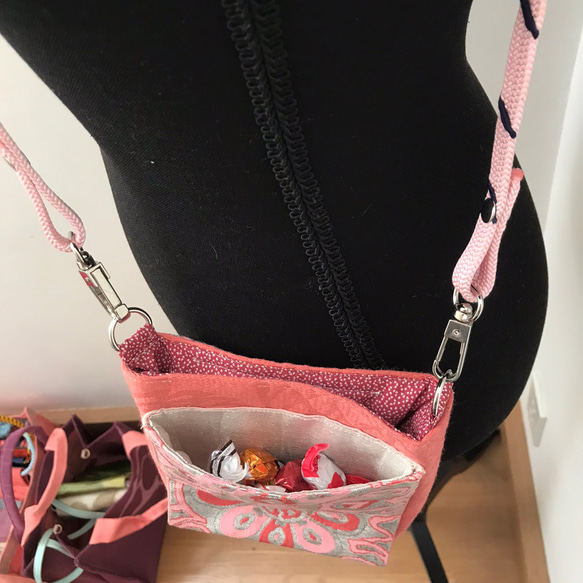 シルバーとピンクのコントラストがきれいな、スマホ用ポケット付きのマチありサコッシュ　帯リメイク　着物リメイク　バッグ 10枚目の画像
