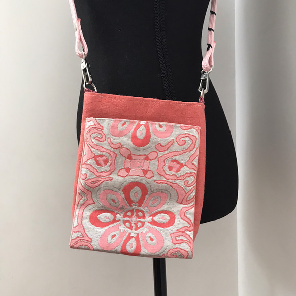 シルバーとピンクのコントラストがきれいな、スマホ用ポケット付きのマチありサコッシュ　帯リメイク　着物リメイク　バッグ 7枚目の画像