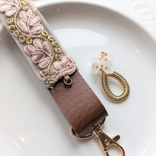 れ*ゃ様 リトルサンダーのチャーム付き♡スマホショルダ♡インド刺繍＆コヤンイサム 今年の新作から定番まで！ れ*ゃ様 リトルサンダーのチャーム