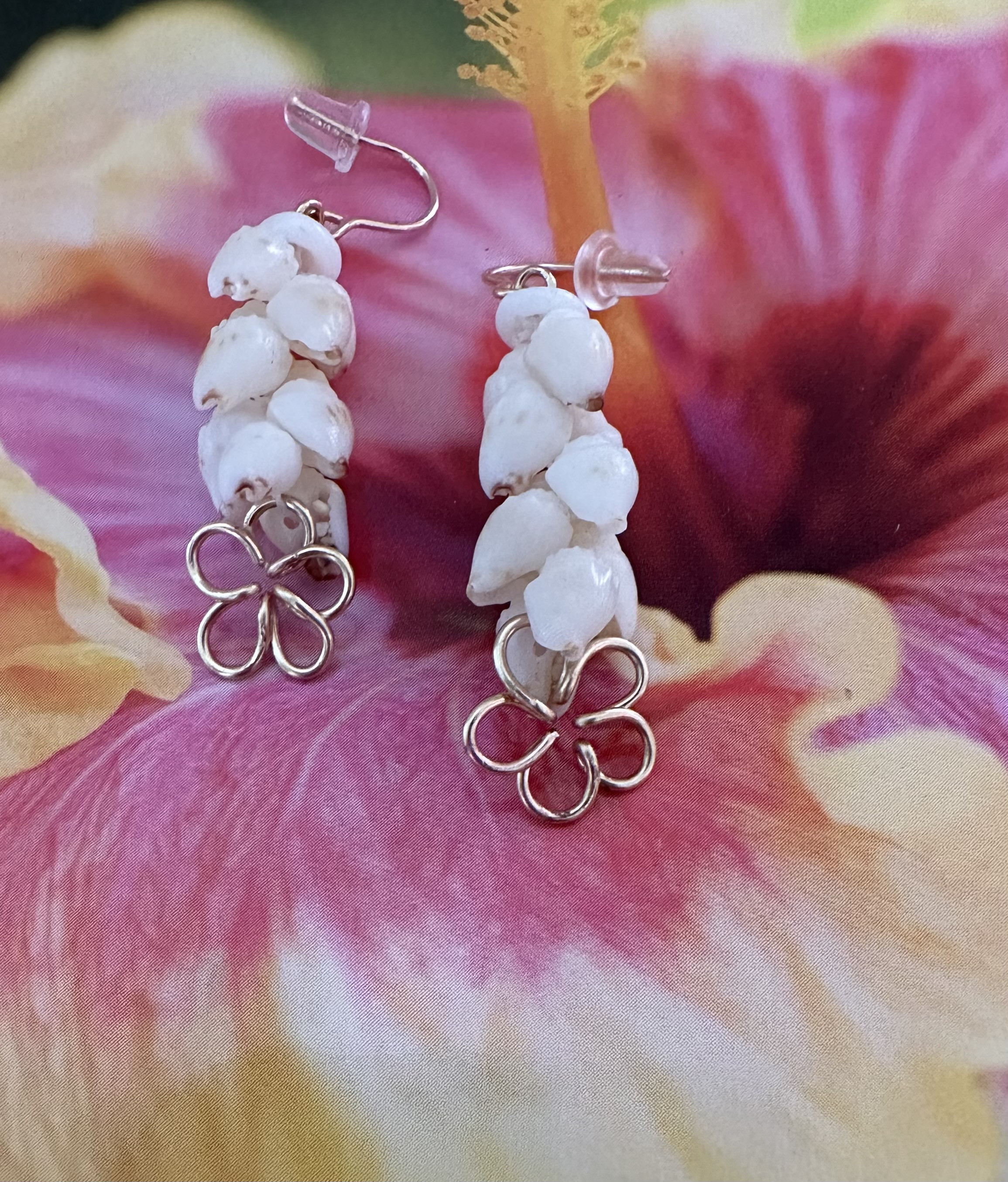 14kgfニイハウモミシェルとフローティングプルメリアのピアス