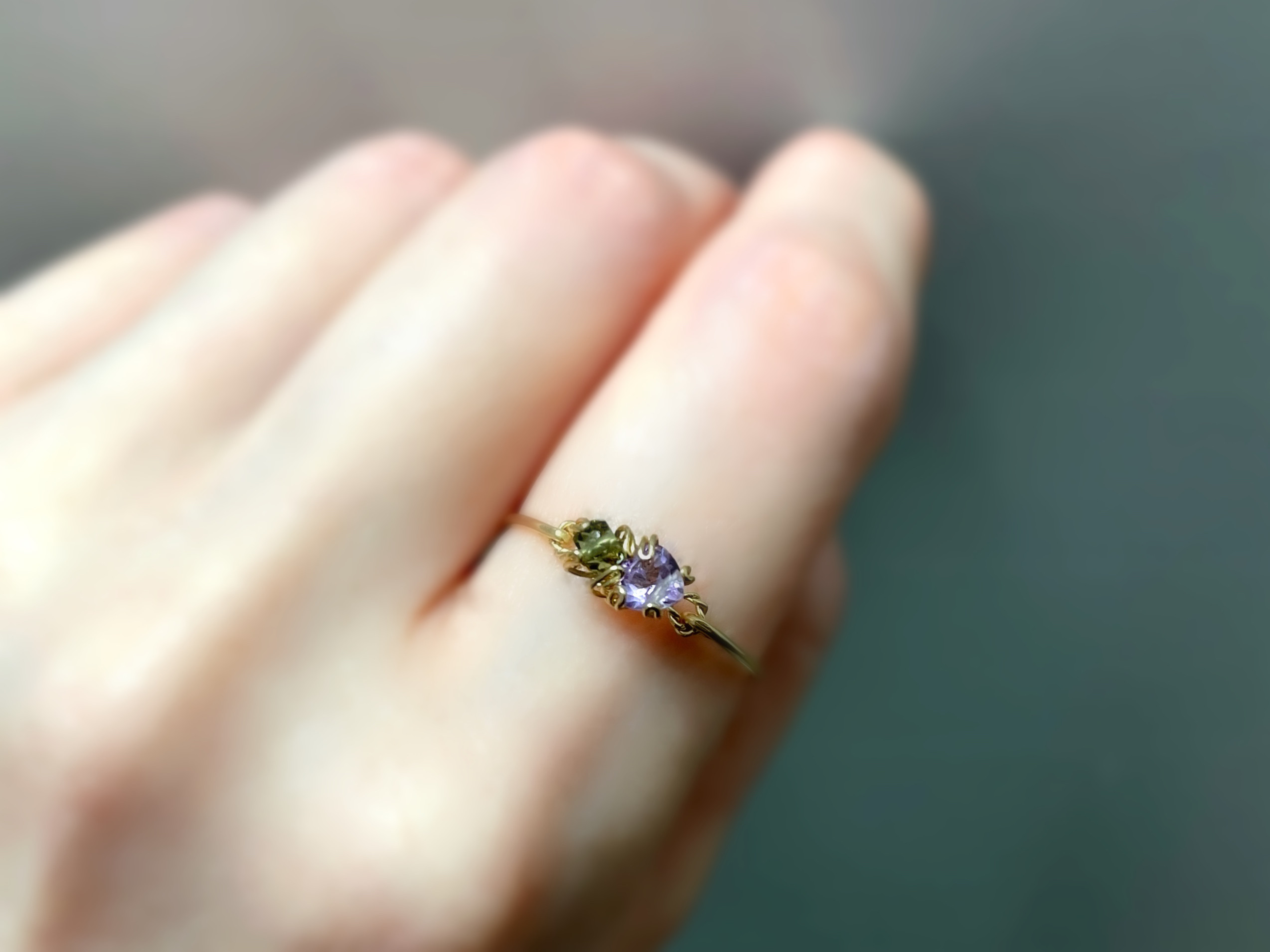 ［14kgf］Sweet antique - モルダバイトとピンクアメジストの立爪ふうワイヤーリング 天然石 指輪