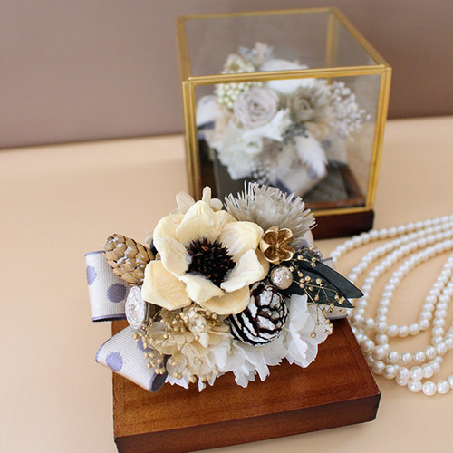 真鍮ガラスケース入 花飾りコサージュ/木の実ブラウン10cm 結婚式/成人