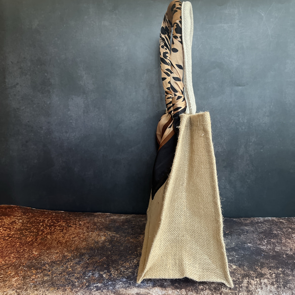 1点物❤️ブラックパンサーのビーズ刺繍ブローチとデッドストックスカーフのジュートバッグ(B5サイズ)かごエコバッグカゴ 7枚目の画像