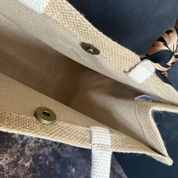 1点物❤️ブラックパンサーのビーズ刺繍ブローチとデッドストックスカーフのジュートバッグ(B5サイズ)かごエコバッグカゴ 9枚目の画像