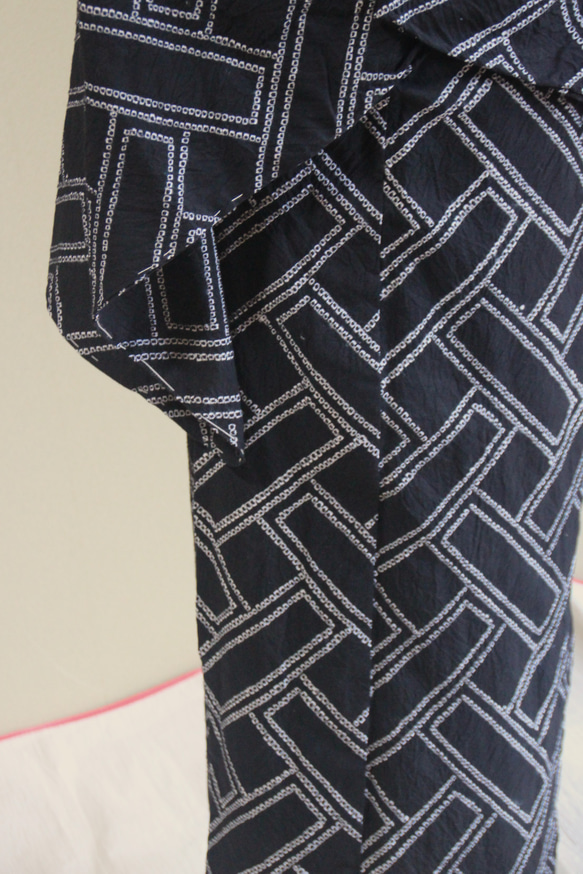 ◇現代 有松鳴海絞　浴衣◇【黒】有松では珍しい幾何学パターンの模様が大人かっこいい印象　トールサイズ裄67ｃｍ袖長め木綿 15枚目の画像