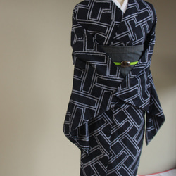 ◇現代 有松鳴海絞　浴衣◇【黒】有松では珍しい幾何学パターンの模様が大人かっこいい印象　トールサイズ裄67ｃｍ袖長め木綿 13枚目の画像