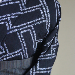 ◇現代 有松鳴海絞　浴衣◇【黒】有松では珍しい幾何学パターンの模様が大人かっこいい印象　トールサイズ裄67ｃｍ袖長め木綿 3枚目の画像
