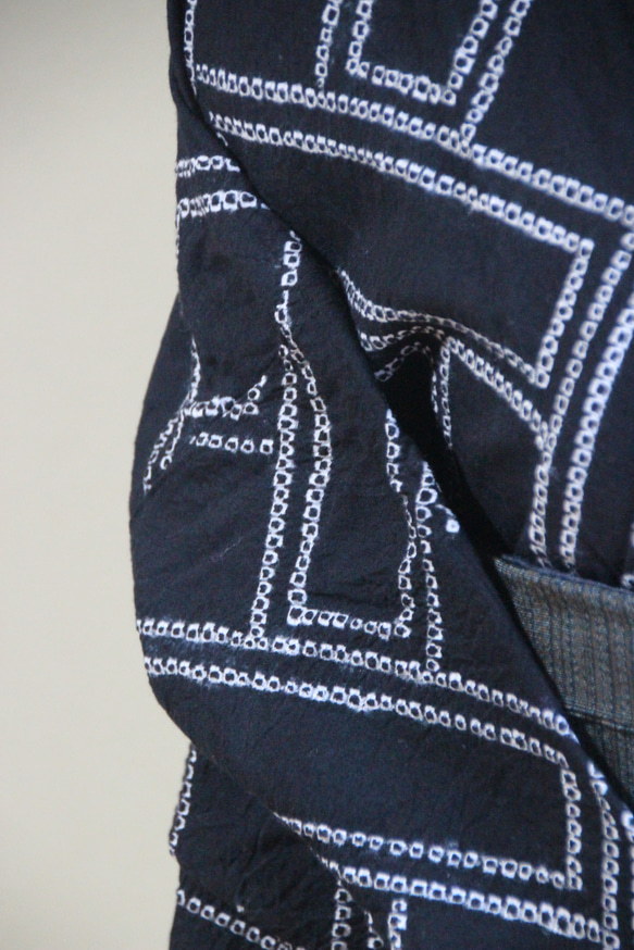 ◇現代 有松鳴海絞　浴衣◇【黒】有松では珍しい幾何学パターンの模様が大人かっこいい印象　トールサイズ裄67ｃｍ袖長め木綿 4枚目の画像