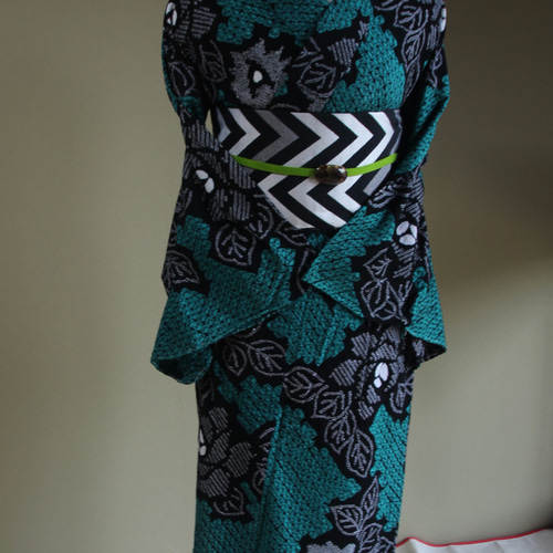 有松鳴海絞り 浴衣 木綿 黒地の美しい加工 G-625 ◇現代 有松鳴海絞 浴衣◇【黒 緑】少し毒気のある雰囲気が大人