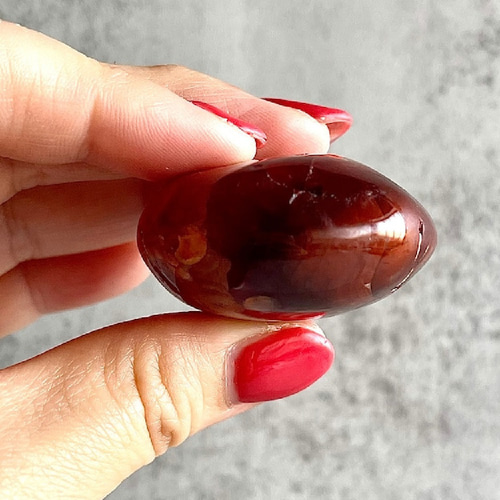 マダガスカル産【カーネリアン】パームストーン⑧ 握り石 縞模様 鉱物