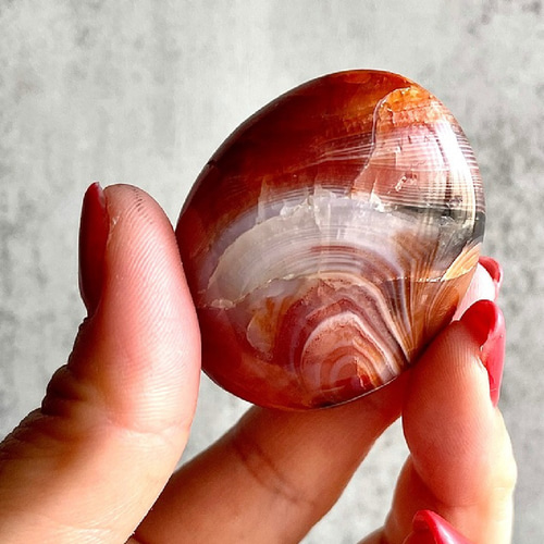 マダガスカル産 紅玉髄【カーネリアン】パーム③ 握り石 縞模様 鉱物