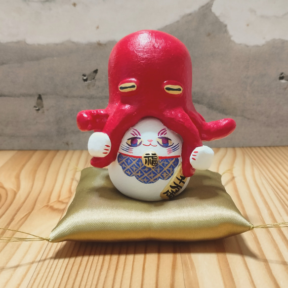 タコ招き猫　座布団付き−招きタコさんの足を掴んでる招き猫　【座布団は受注生産】 5枚目の画像