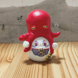 タコ招き猫　座布団付き−招きタコさんの足を掴んでる招き猫　【座布団は受注生産】 13枚目の画像