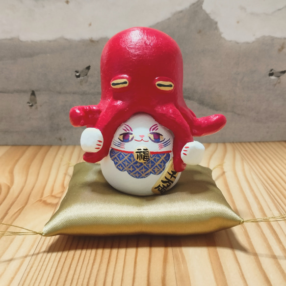 タコ招き猫　座布団付き−招きタコさんの足を掴んでる招き猫　【座布団は受注生産】 7枚目の画像